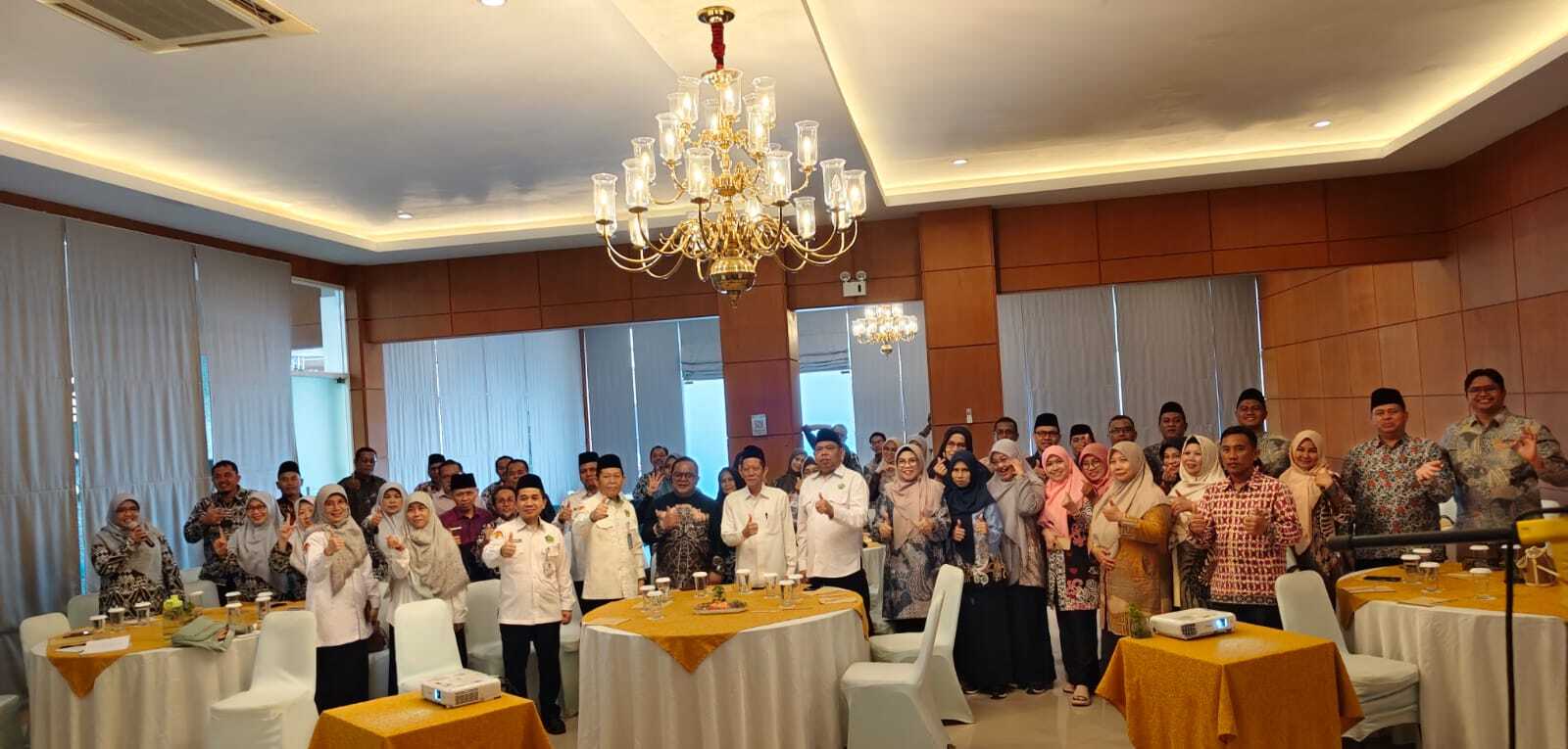 Kepala MAN 2 Kukar dan Kaur TU Ikuti Kegiatan Smart Leadership and Public Speaking